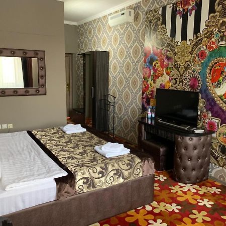 Deluxe Plaza Hotel Almaty Ngoại thất bức ảnh