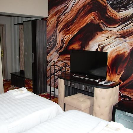 Deluxe Plaza Hotel Almaty Ngoại thất bức ảnh