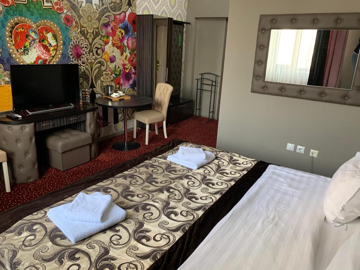 Deluxe Plaza Hotel Almaty Ngoại thất bức ảnh
