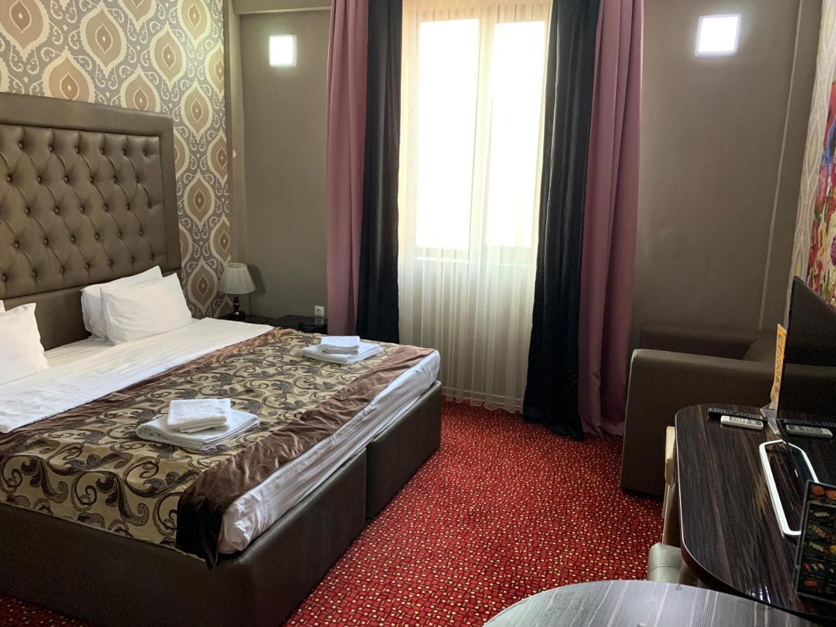 Deluxe Plaza Hotel Almaty Ngoại thất bức ảnh