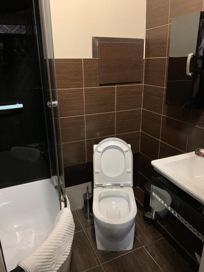 Deluxe Plaza Hotel Almaty Ngoại thất bức ảnh
