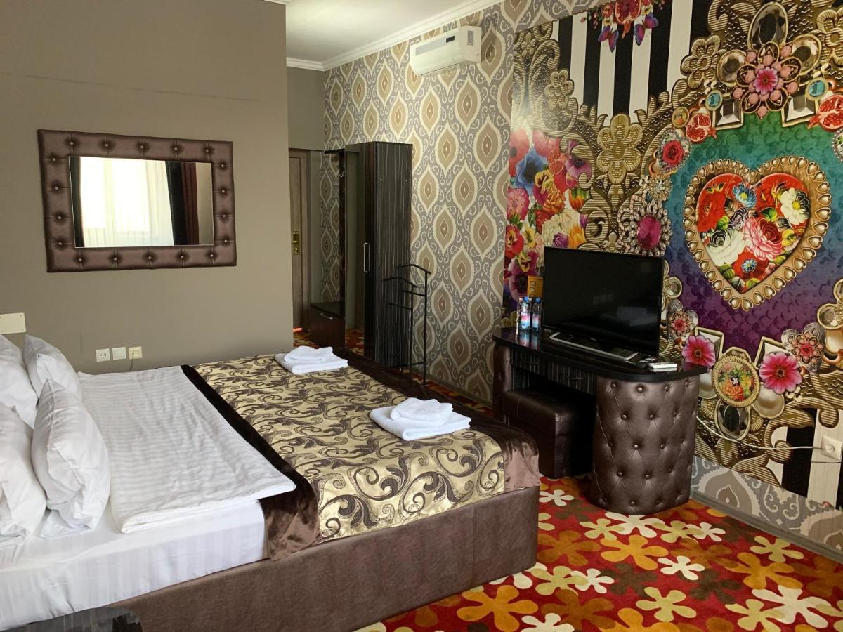Deluxe Plaza Hotel Almaty Ngoại thất bức ảnh