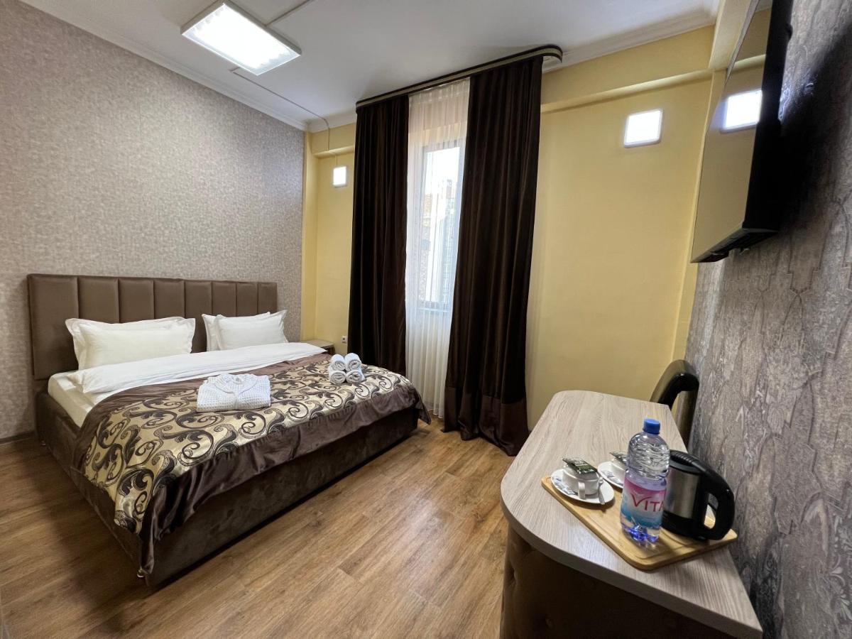 Deluxe Plaza Hotel Almaty Ngoại thất bức ảnh