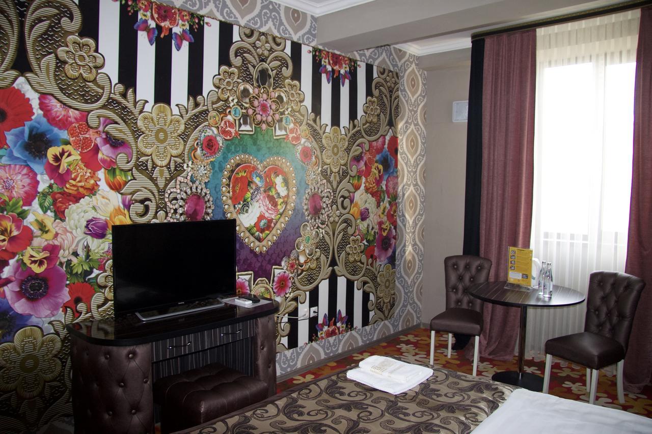 Deluxe Plaza Hotel Almaty Ngoại thất bức ảnh