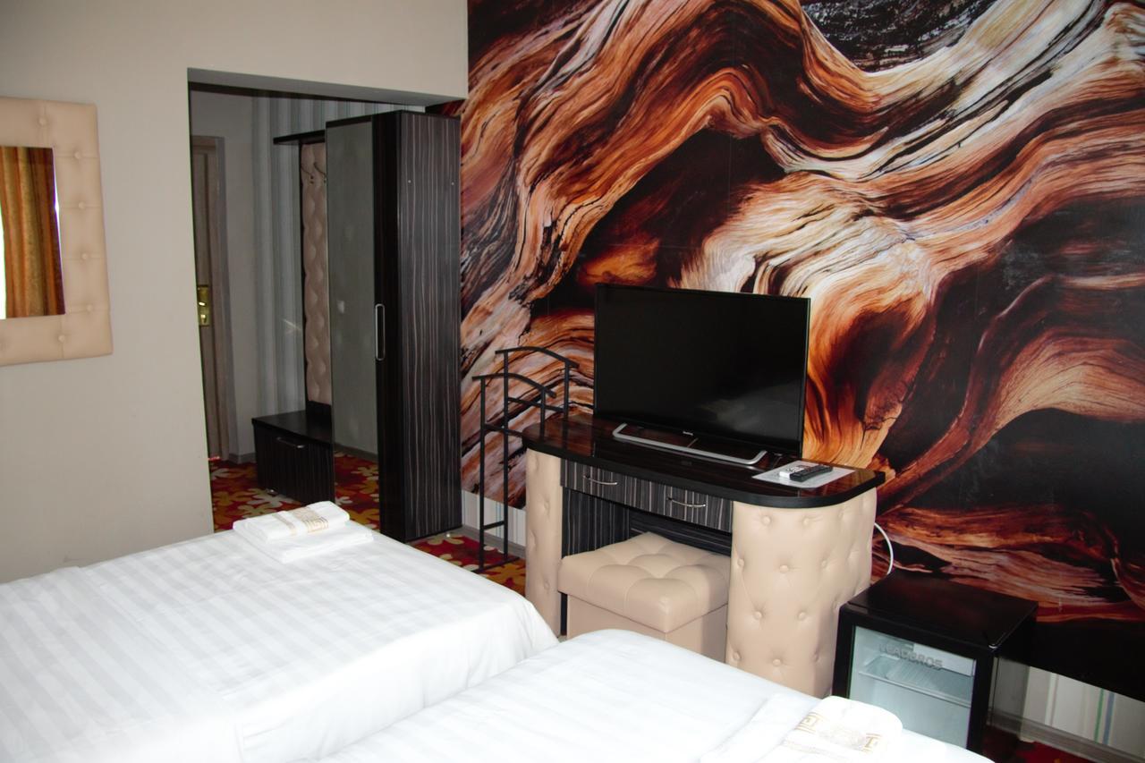 Deluxe Plaza Hotel Almaty Ngoại thất bức ảnh