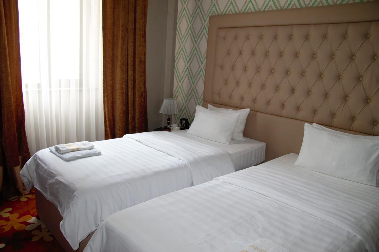Deluxe Plaza Hotel Almaty Ngoại thất bức ảnh